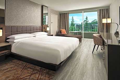 Ideal King Room with Balcony - Hearing Accessible