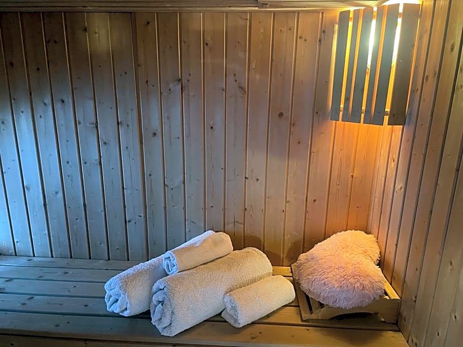 Chalet Superking bed Free Sauna jacuzzi