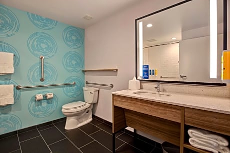 1 King Mobility/Hearing Access W/Tub