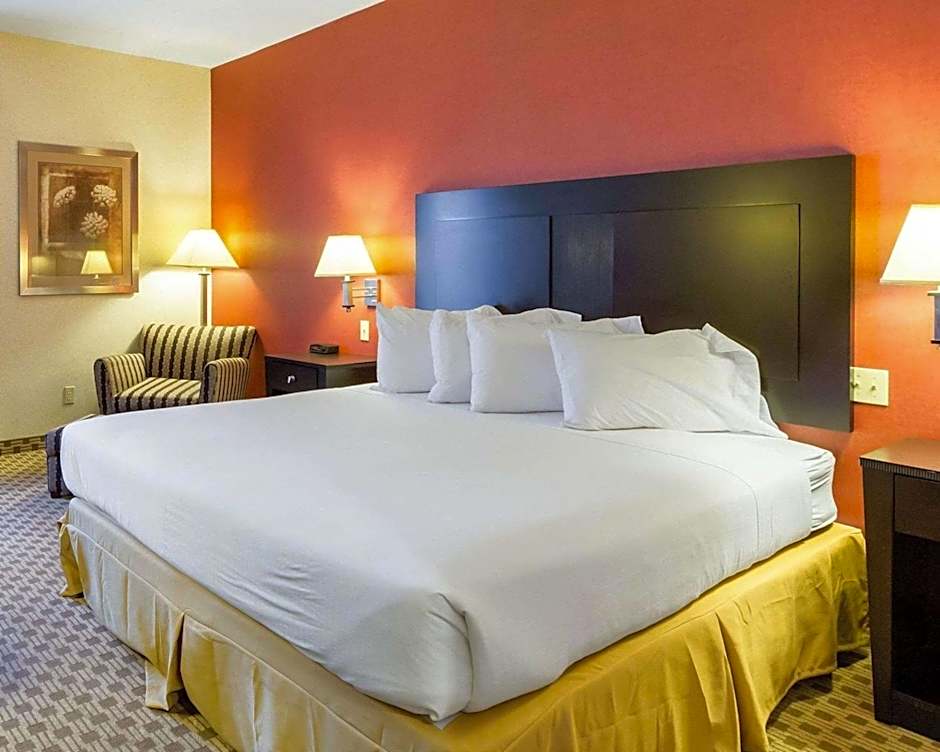 Quality Inn & Suites Oakwood Village - Cleveland South