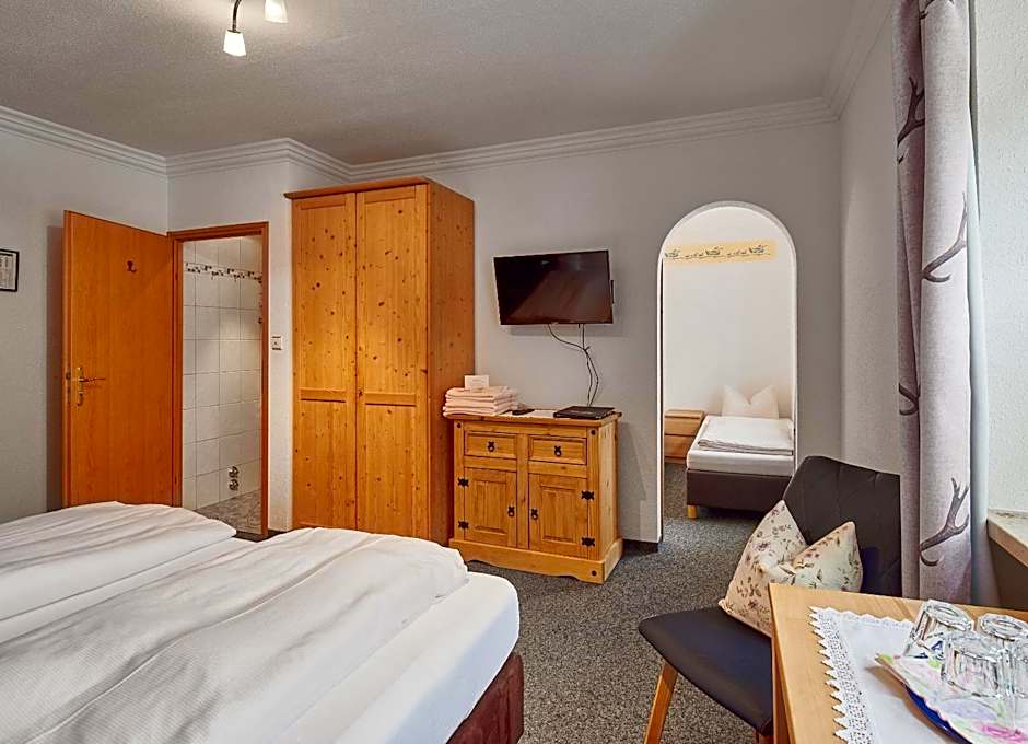 Aktivhotel & Gasthof Schmelz Ihr familienfreundliches Urlaubs Hotel mit Wellness, Almsauna, Chiemgau Karte