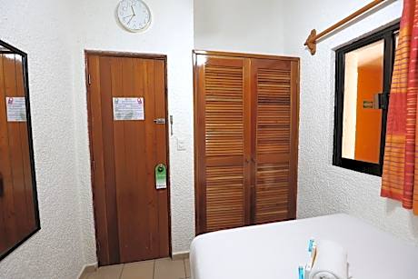 Caribbean Room shared bathroom