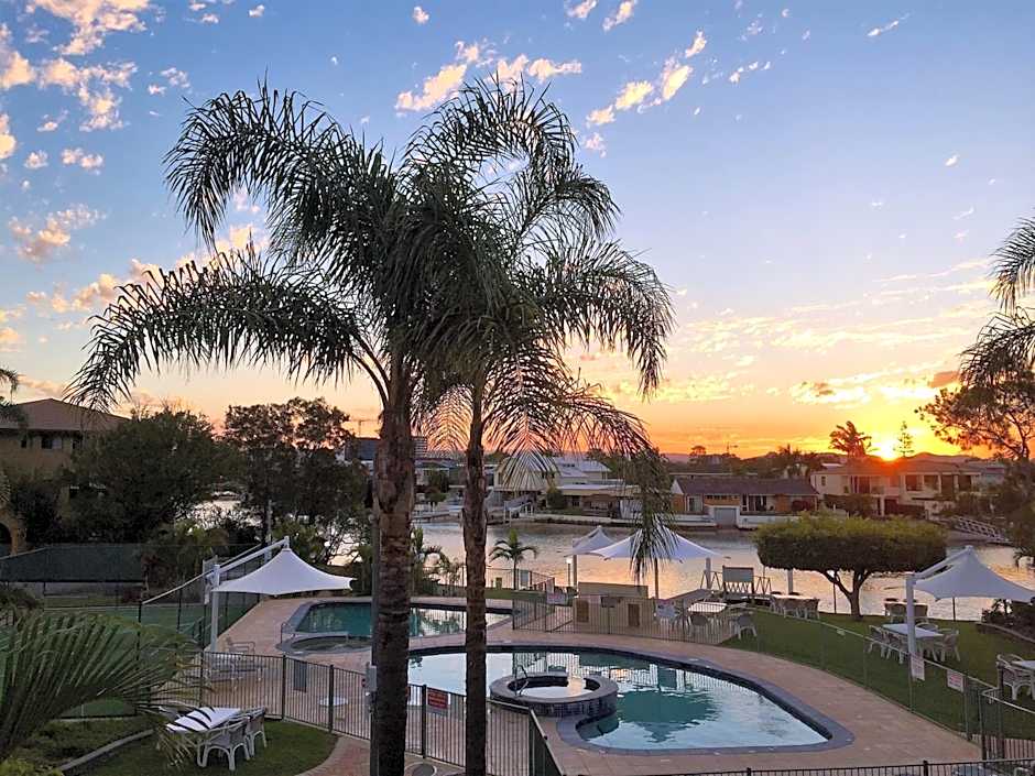 Pelican Cove Waterfront Apartment