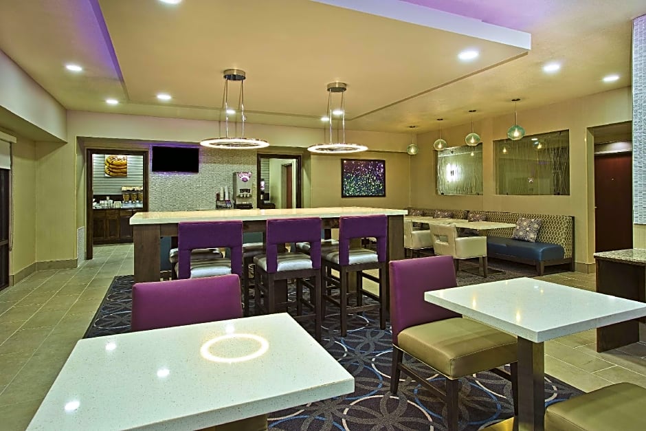 La Quinta Inn & Suites by Wyndham Fairborn Wright-Patterson