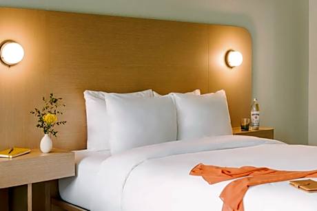 Standard Queen Room - Mobility Accessible with Tub