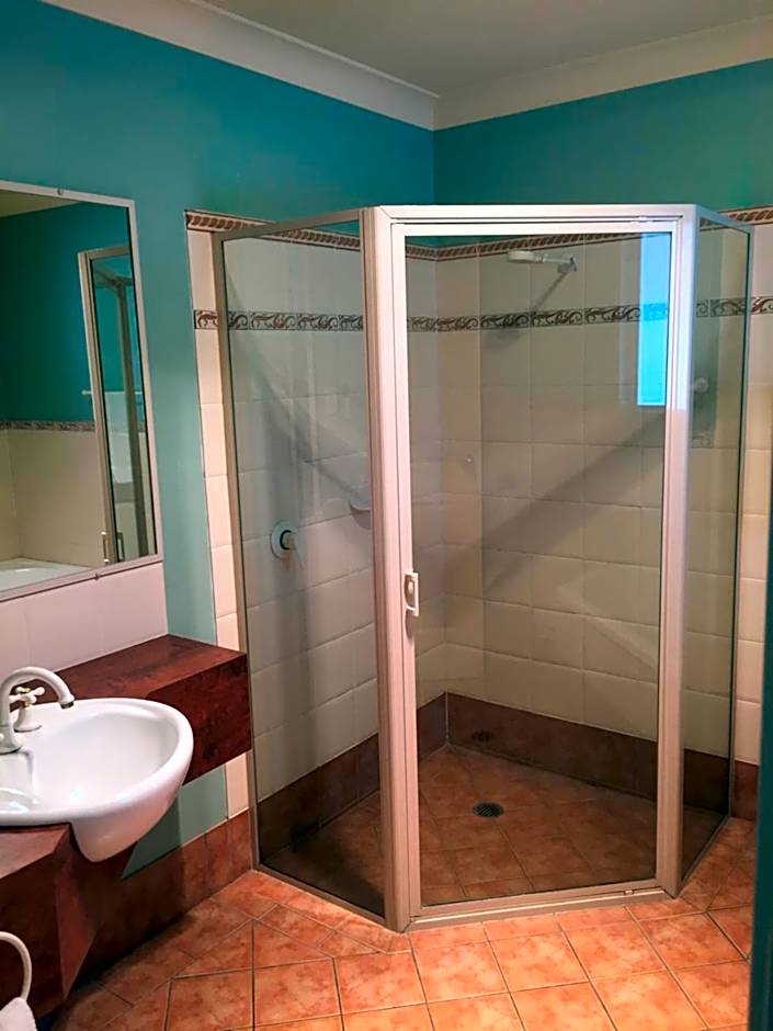 Emerald Explorers Inn