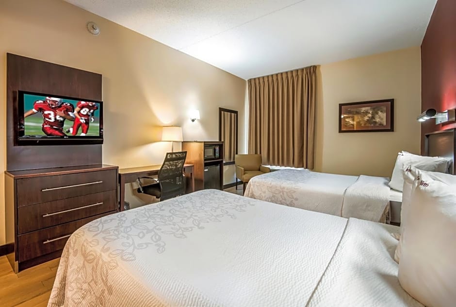 Red Roof Inn PLUS+ Long Island - Garden City