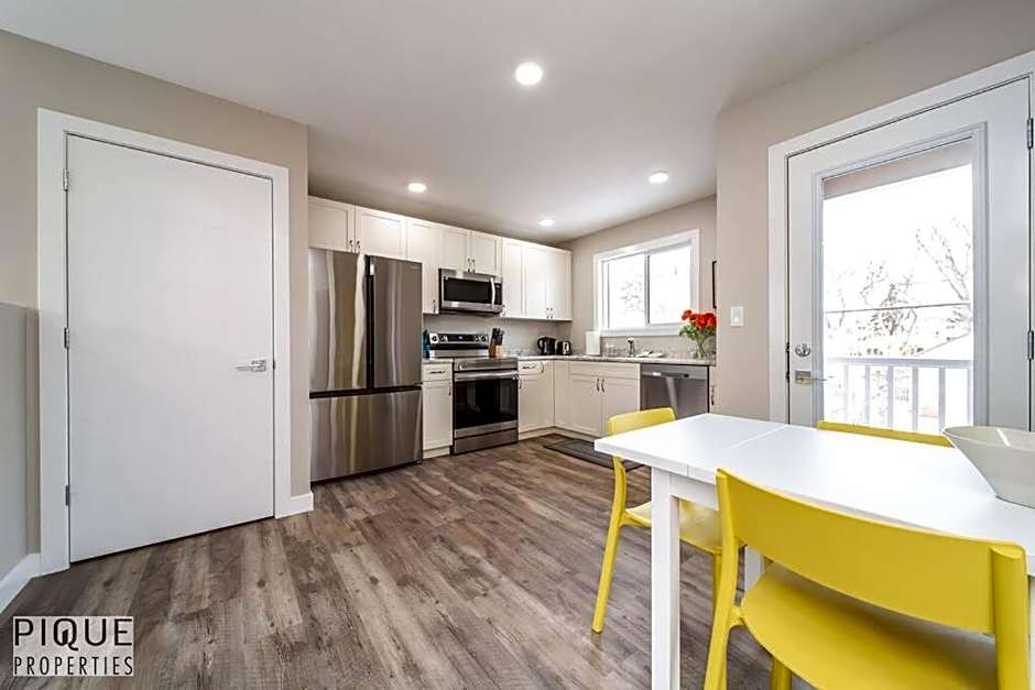 NEW, Euro-Style Suite, Whyte Avenue, AC, Netflix, Sleeps 6!