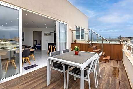 Penthouse in Ta Xbiex, Pool & Seaview(only Family)