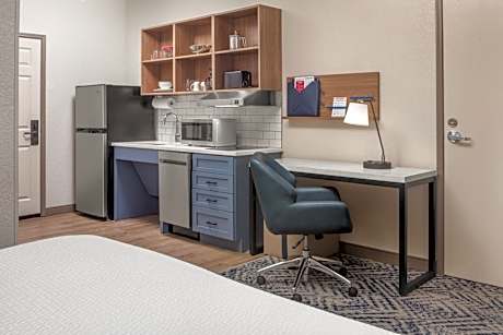 Studio Queen Suite with Communications Accessible Tub