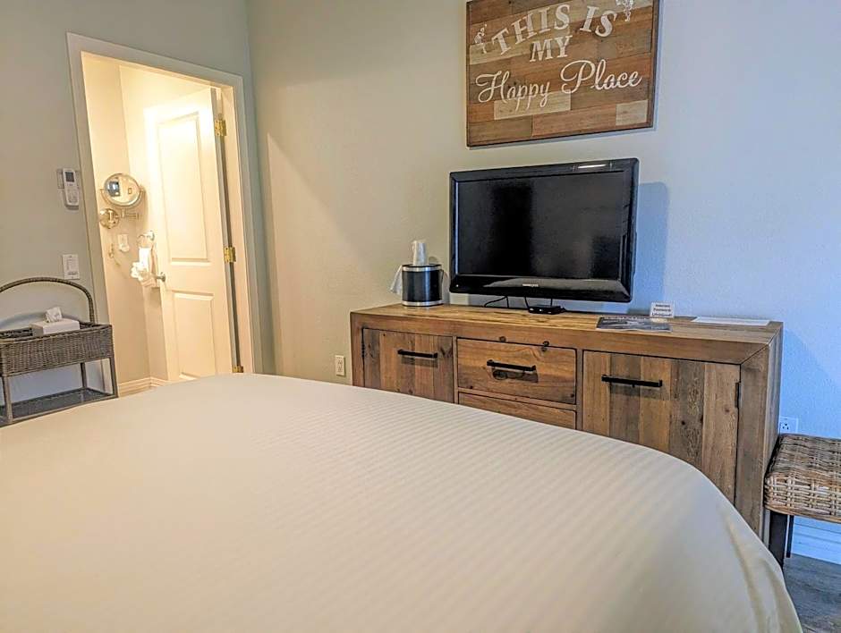 Photo 1 of 8 of 1 Queen Bed