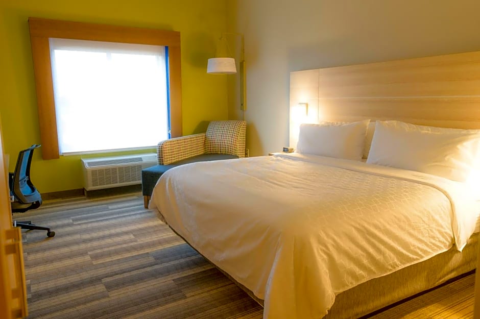 Holiday Inn Express and Suites Dayton East Beavercreek