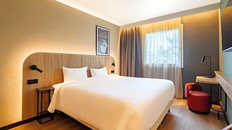 Standard Room - 1 Queen Bed