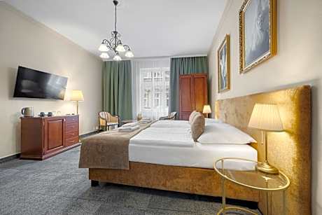 Hotel Reverie - Dependance, Check-in at Metropolitan Star