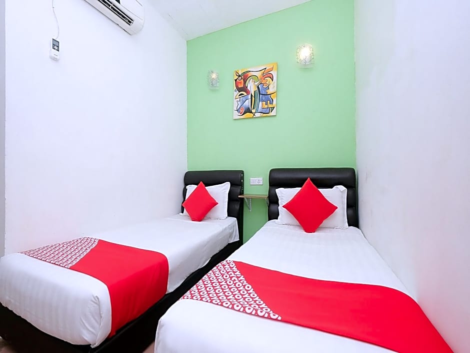 OYO 850 Gold Star Hotel