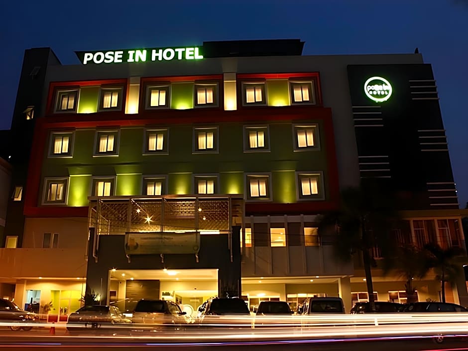 Pose In Hotel Solo