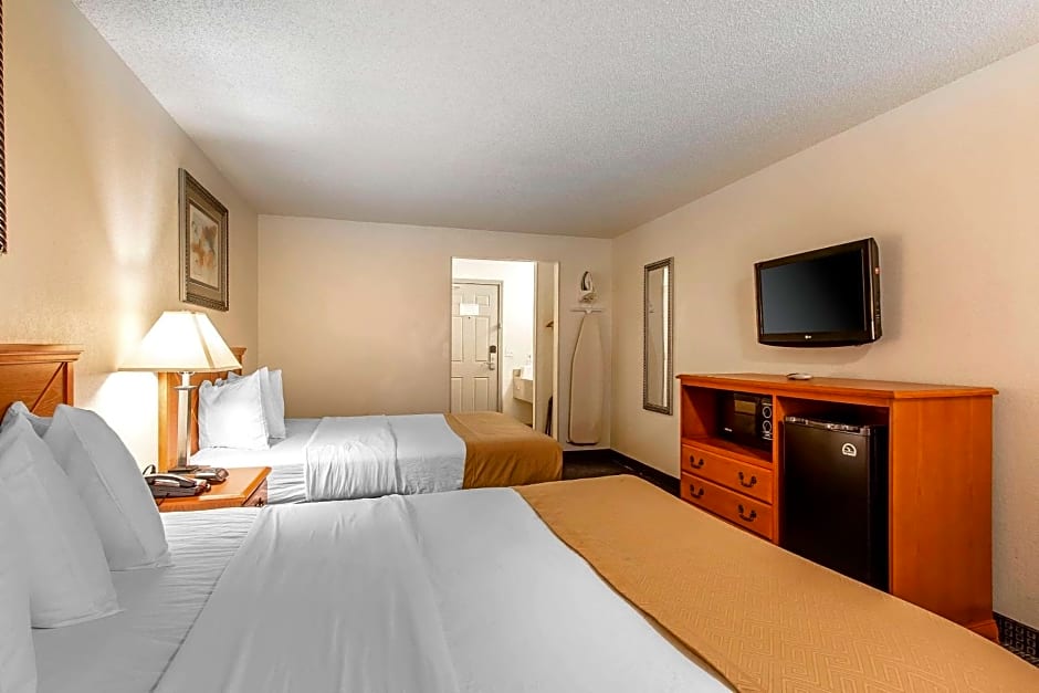 Econo Lodge  Inn & Suites Clinton