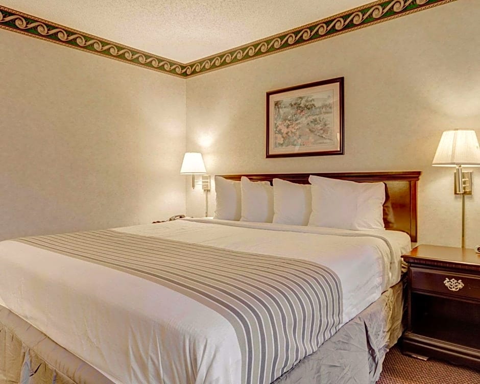 Photo 1 of 3 of 1 King Bed, Accessible, Nonsmoking