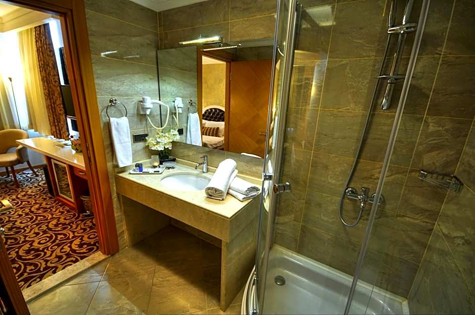 Golden Deluxe Hotel