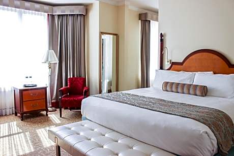 King Room with Mobility/Hearing Access and Roll-In Shower, Non-Smoking