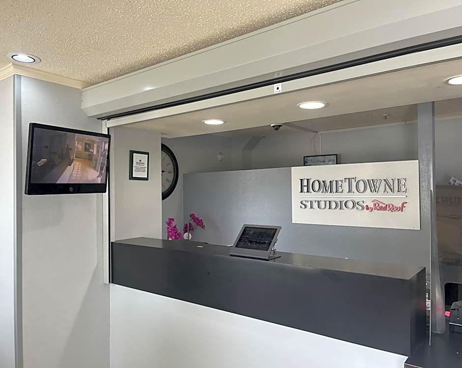 HomeTowne Studios & Suites by Red Roof Greensboro