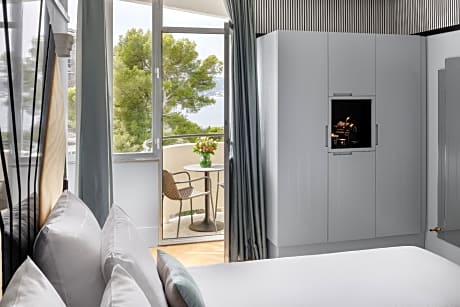 Superior Double Room with a balcony and sea view on upper floors