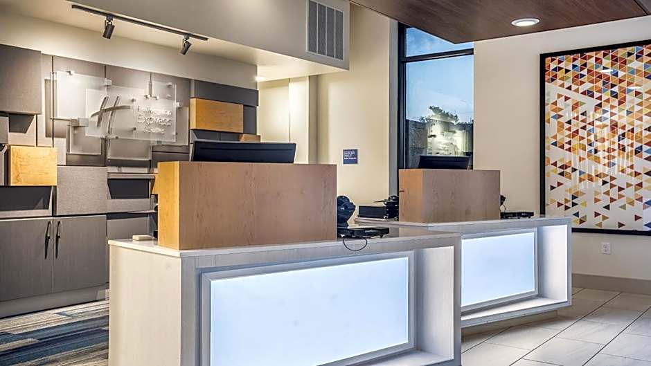 Holiday Inn Express & Suites Platteville By IHG