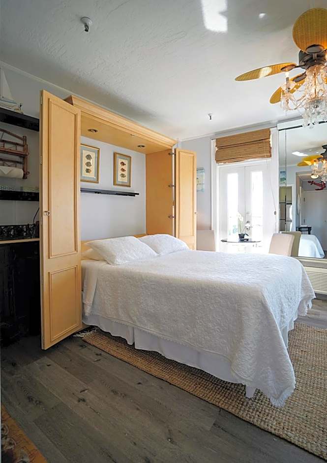 Palm Beach Hotel with Juliette Balconies! 2 blocks from beach! Historic Landmark