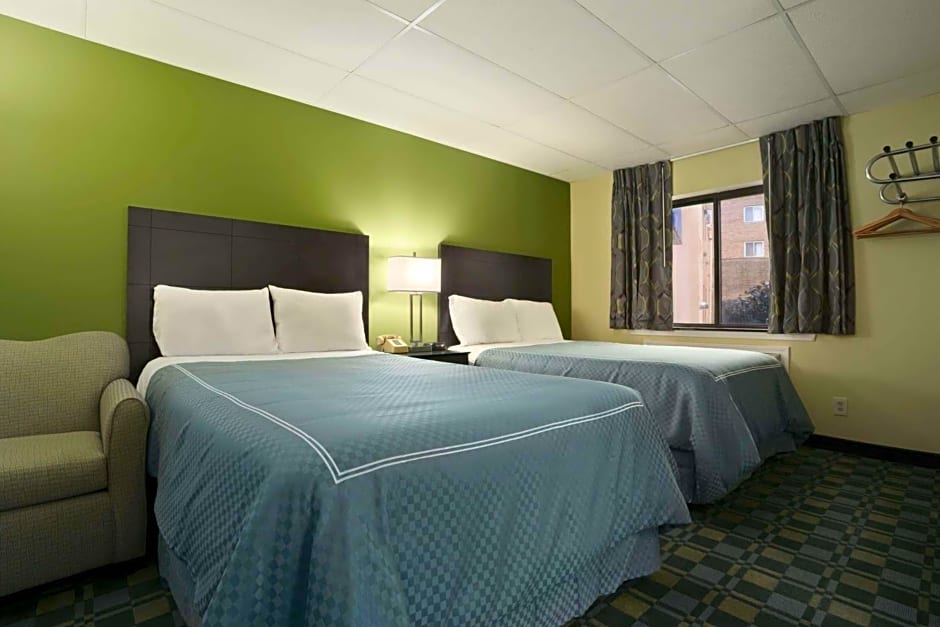 Travelodge by Wyndham Cleveland Lakewood