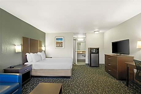 Queen Room with Roll In Shower - Accessible/Non Smoking