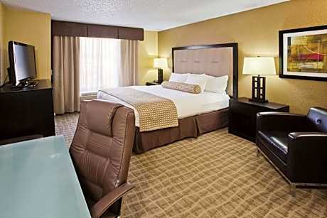 King Room with Roll-In Shower - Mobility/Hearing Accessible - Non-Smoking