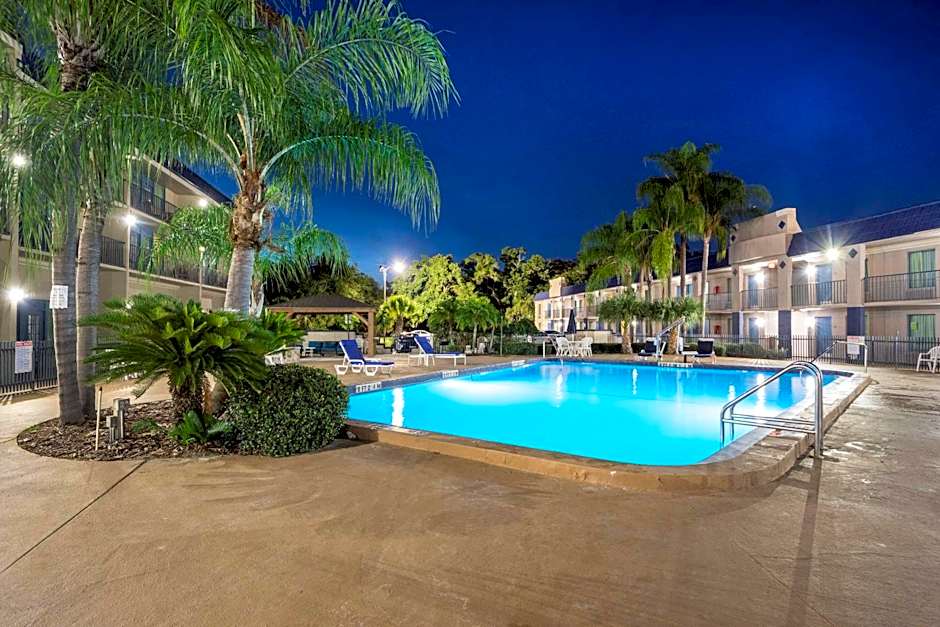Clarion Inn & Suites Central Clearwater Beach