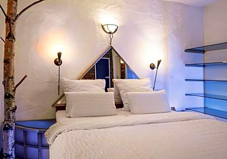 Single Room with Pool View