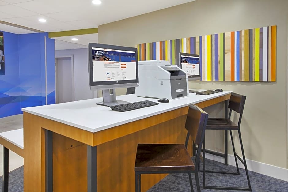 Holiday Inn Express & Suites Parkersburg East By IHG
