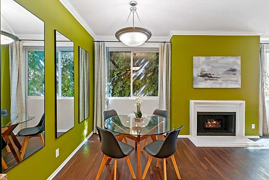 Beverly Hills Gem 1 BR Apt with Parking 218