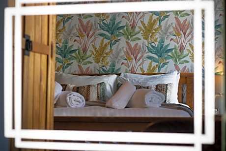 The Wheatsheaf Pub, Kitchen & Rooms