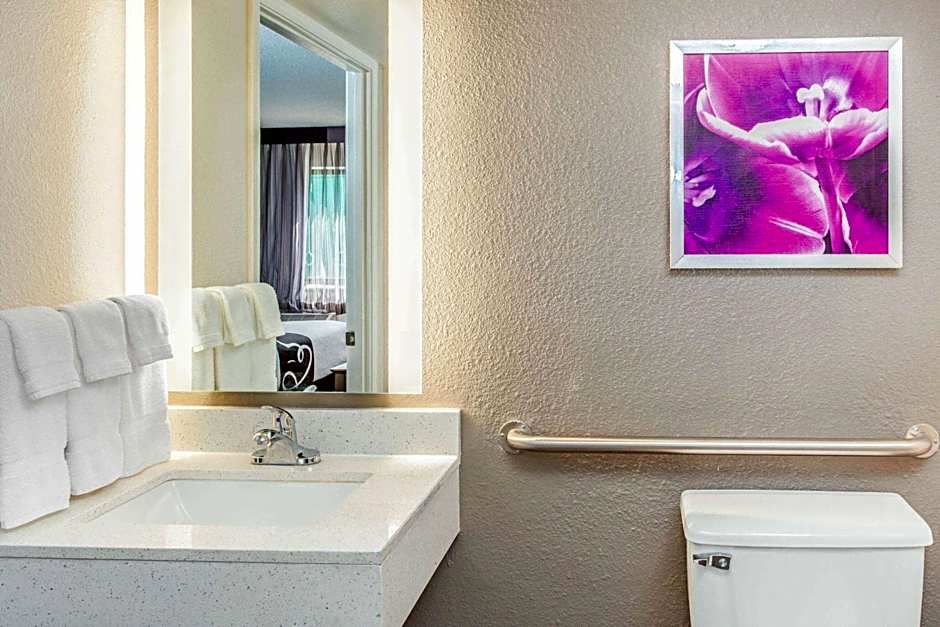 La Quinta Inn & Suites by Wyndham Lubbock West Medical Center