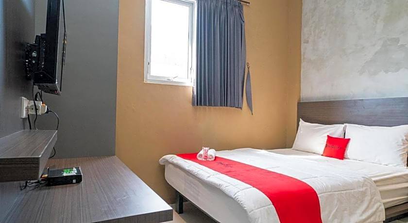 RedDoorz near Wisata Paribendo Lawang