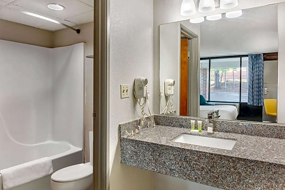 Days Inn & Suites by Wyndham Rocky Mount Golden East