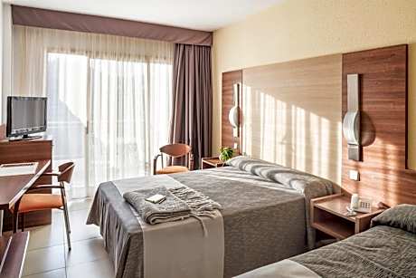 Quadruple Room (2 Adults + 2 Children)