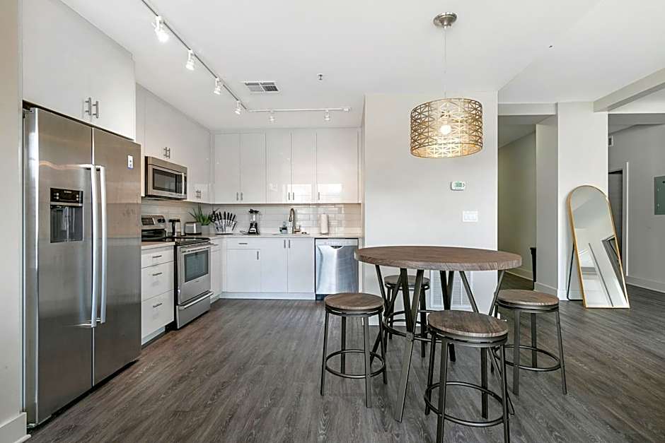 Spacious 4BR Luxury Condo Steps to French Quarter