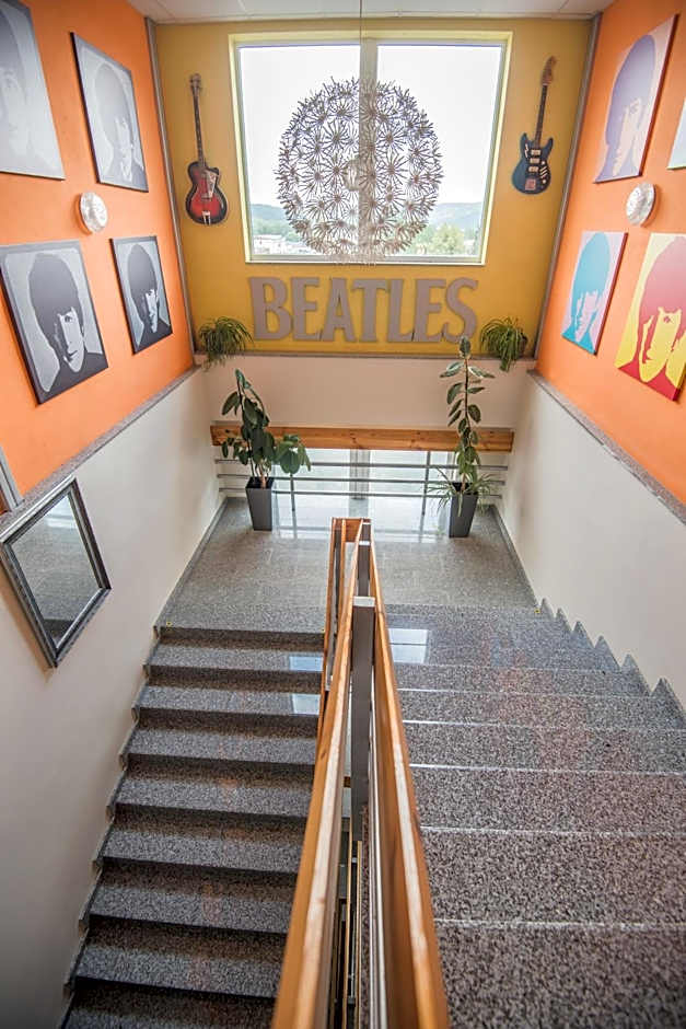 City Hotel B&B, reception 24 7, 800m od-from R1, free parking