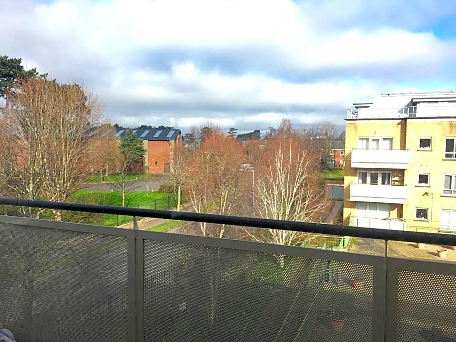 Central Spacious 3 Bedroom Apartment With Parking