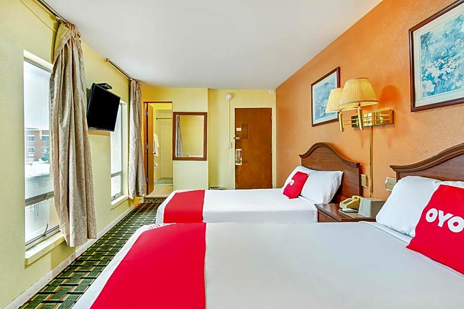 OYO Hotel Downtown Peoria IL I-74