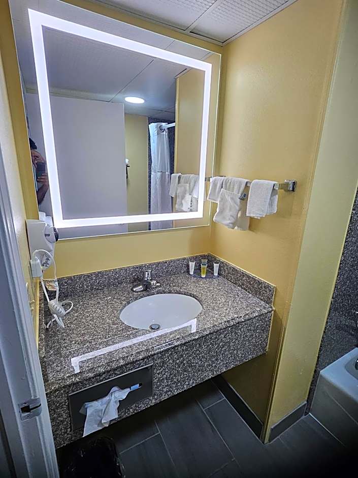 Super 8 by Wyndham Clinton