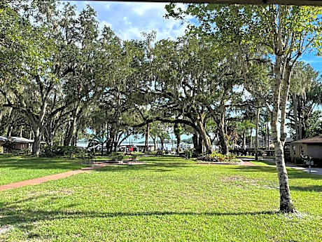 Tropical Marina & Resort on Lake Beresford
