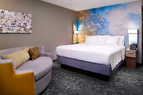 King Room with Adapted Tub - Mobility and Hearing Accessible