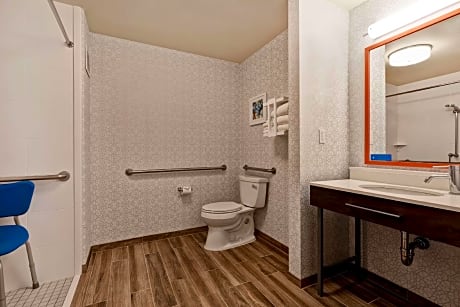 1 King Mobility Access Ri Shwr W/sofabed Ns