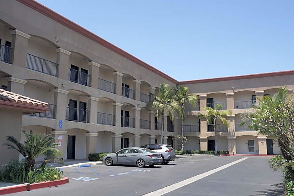 Harbor Inn & Suites