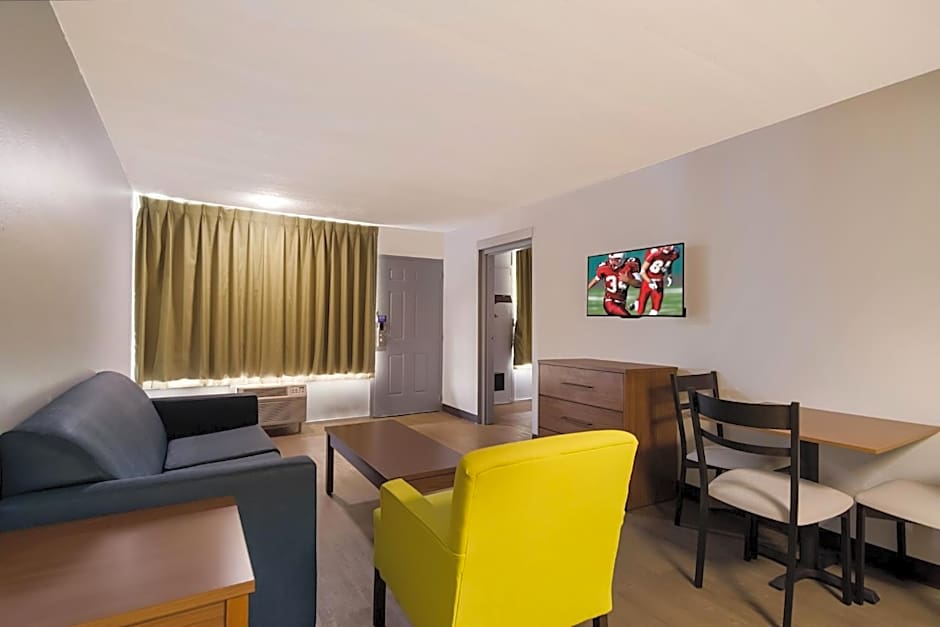 HomeTowne Studios by Red Roof Vero Beach - I-95